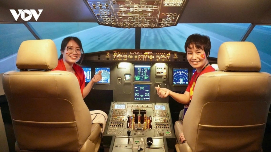 Locals enthusiastic about flight simulation experience at achievement exhibition